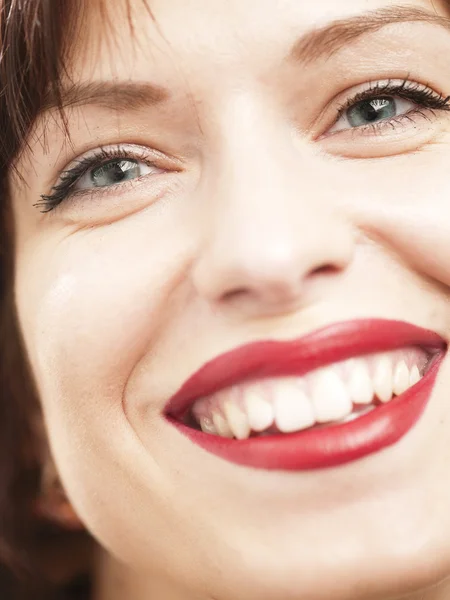 Roter Lippenstift. Schönheit weiße Frau Porträt — Stockfoto
