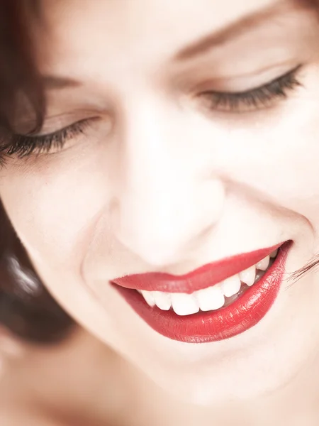 Rött läppstift. skönhet vit kvinna porträtt — Stockfoto