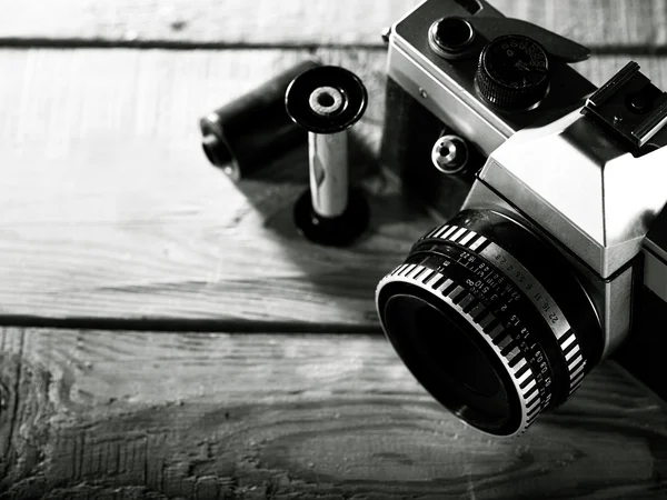 Vintage 35 mm cámara de fotos de película sobre escritorio de madera — Foto de Stock