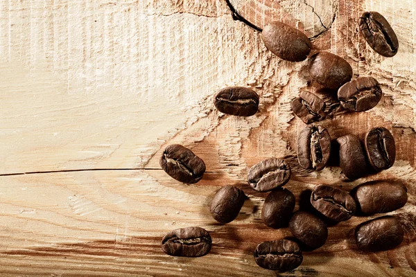 咖啡豆在木桌，抽象背景 — 图库照片