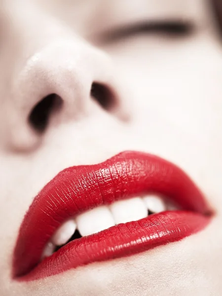 红色唇膏，女性肖像 图库图片