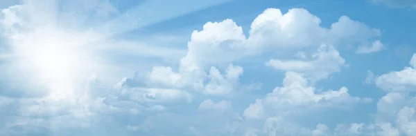 Голубое небо с ярким солнцем в качестве абстрактного фона — стоковое фото