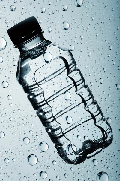 Botella de agua clara purificada sobre fondos abstractos —  Fotos de Stock