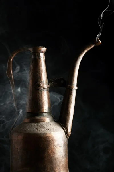 Pot en laiton vintage oriental avec vapeur sur fond noir — Photo