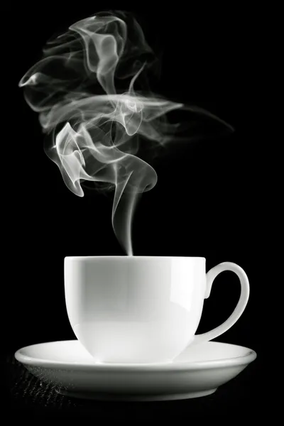 Taza de café sobre la mesa sobre fondo negro — Foto de Stock