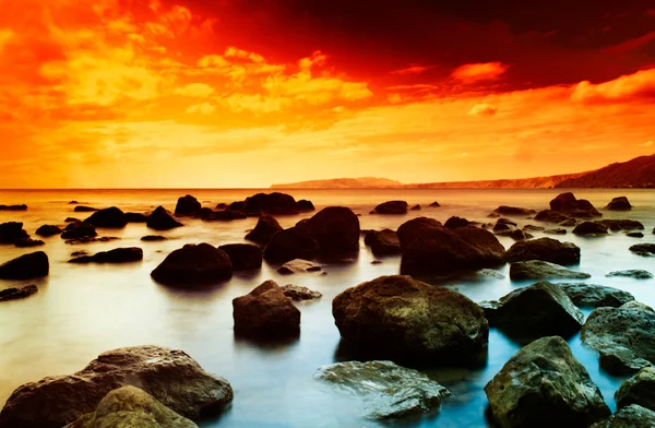 Solnedgång vid havet. havet kusten med lång slutartid — Stockfoto