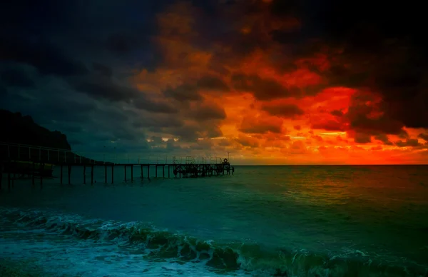 Crepúsculo dramático sobre o mar — Fotografia de Stock