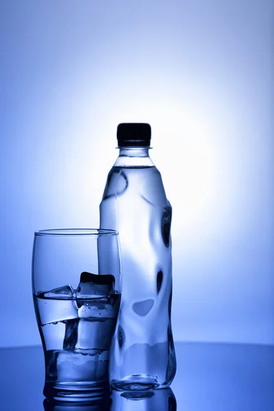 Glace et verre. Source d'eau purifiée nature morte — Photo