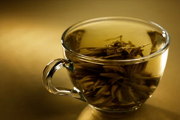 杯纯绿茶的抽象反映背景 — 图库照片