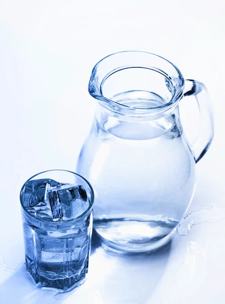 Świeże wody źródlanej w szklance z kostkami lodu — Zdjęcie stockowe