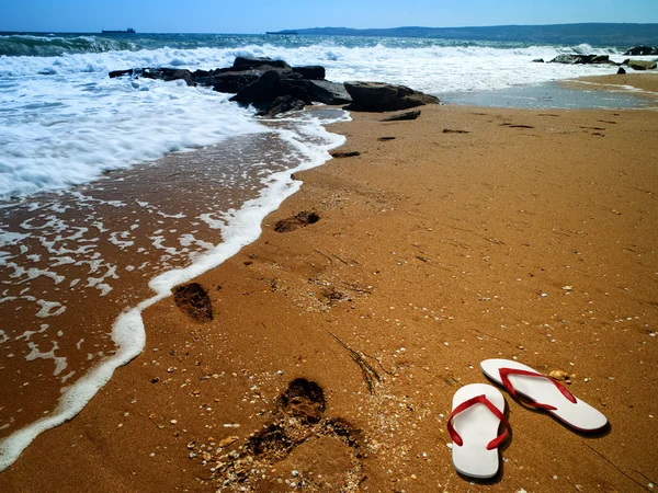 海の砂の上のフット プリントでサーフィンします。季節の抽象的な背景 — ストック写真