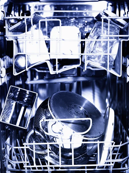 Espacio interior de la lavadora con utensilios de cocina — Foto de Stock