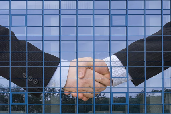 Forretningsmann - samarbeidspartnere tar hverandre i hånden – stockfoto