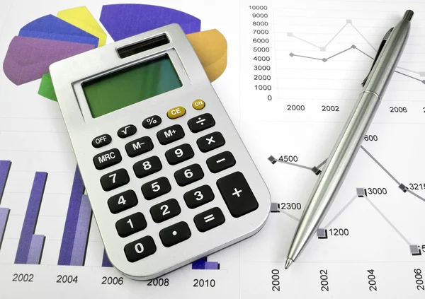 Калькулятор і ручка на бізнес фоні — стокове фото