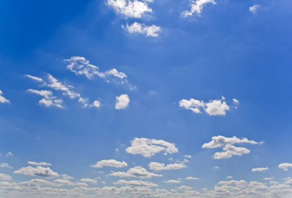 Natur im Hintergrund. Weiße Wolken über blauem Himmel — Stockfoto