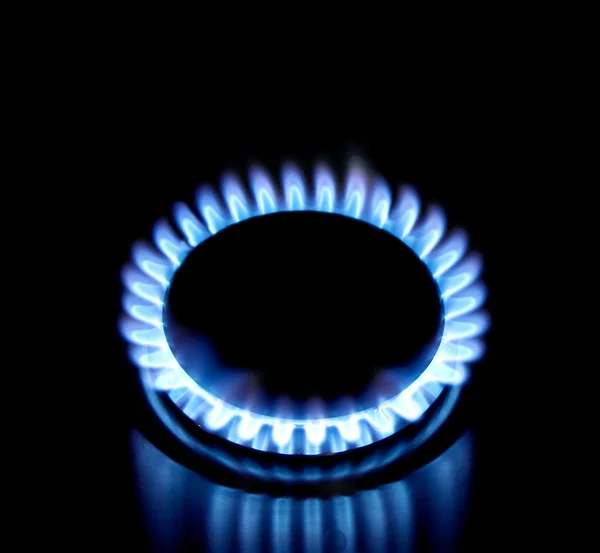Karanlıkta mavi gaz sobası — Stok fotoğraf