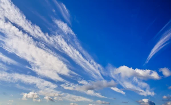 Cielo azzurro e nuvole — Foto Stock