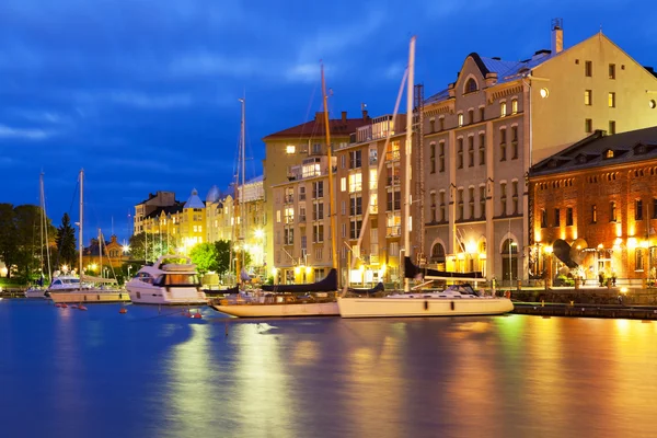 Natten landskap i den gamla stadsdelen i Helsingfors, finland — Stockfoto