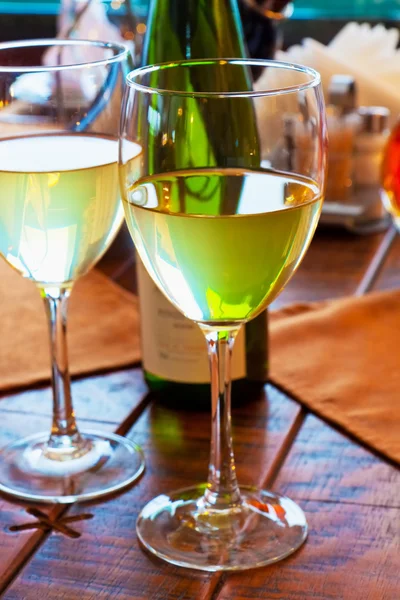 레스토랑 테이블에 화이트 와인을 두 개의 받침 달린 컵 — 스톡 사진