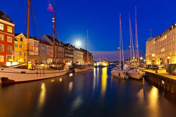 Paisaje nocturno de Nyhavn en Copenhague, Dinamarca — Foto de Stock