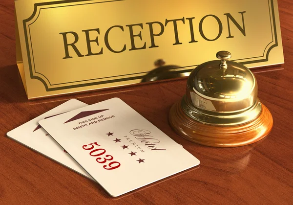 Сервисный звонок и карточки на стойке регистрации отеля — стоковое фото