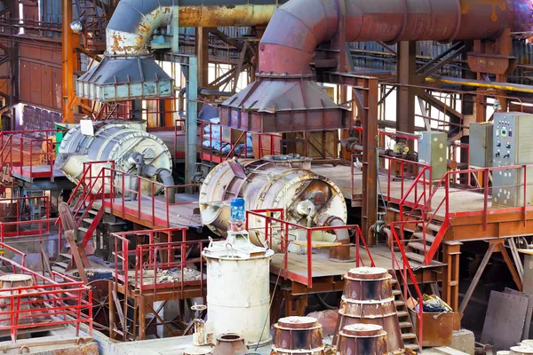 Impianti di fonderia nell'hangar di colata di impianti metallurgici — Foto Stock