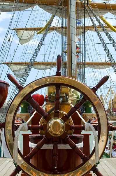 Old ship wheel — Stock Photo, Image