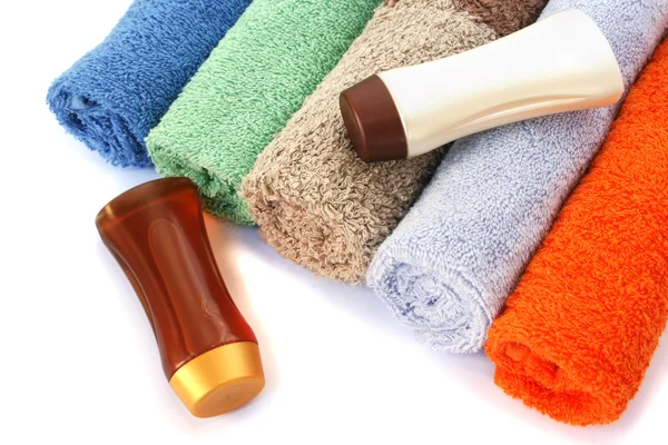 Asciugamani e bottiglie di shampoo — Foto Stock