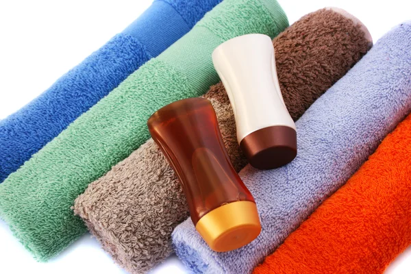 Asciugamani e bottiglie di shampoo — Foto Stock