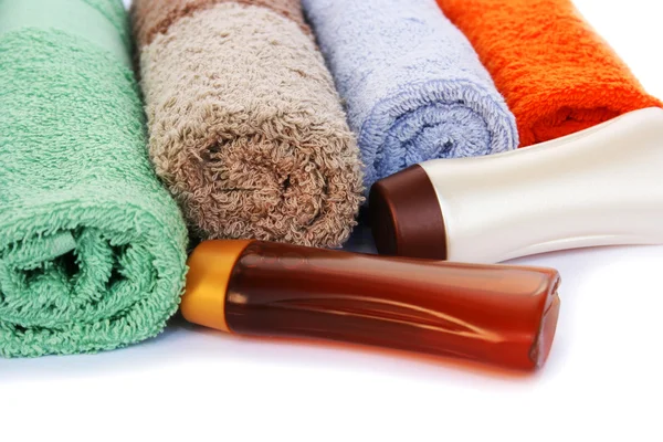 Towels and shampoo bottles — Stock Photo, Image