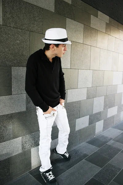 Homme au chapeau blanc — Photo