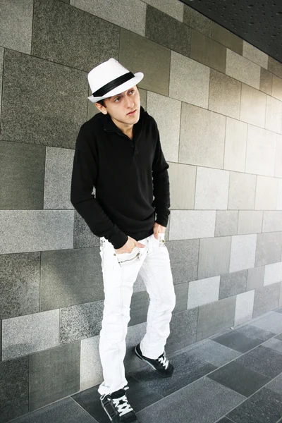 Mann mit weißem Hut — Stockfoto