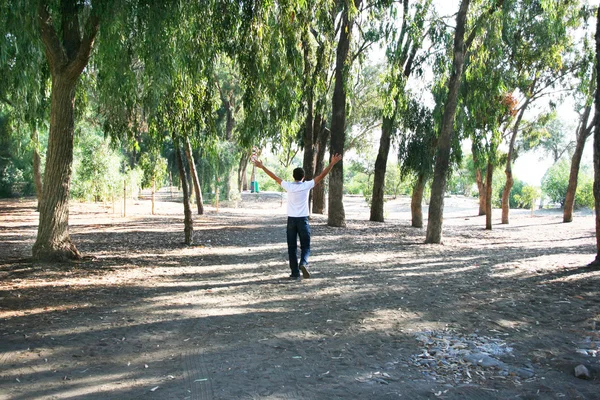 Tonåring i park — Stockfoto