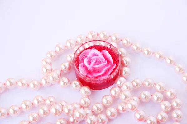 Розовая свеча и ожерелье — стоковое фото