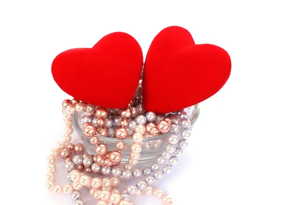 Красные сердца и ожерелье в вазе — стоковое фото