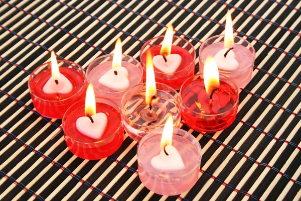 Червоні та рожеві свічки — стокове фото
