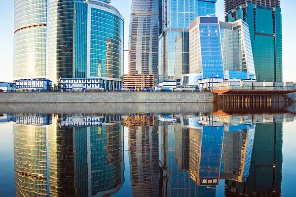 Rascacielos al atardecer y reflexión — Foto de Stock