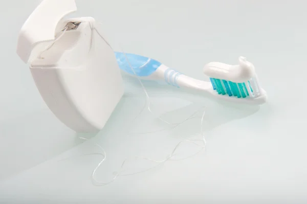Escova de dentes e fio dental — Fotografia de Stock