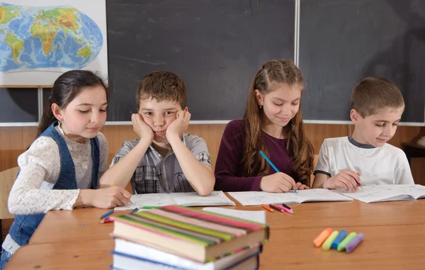 Alumnos de primaria — Foto de Stock