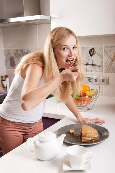 Donna incinta mangiare torta — Foto Stock
