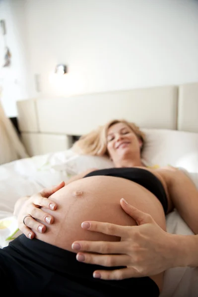 Engraçado descansando grávida — Fotografia de Stock