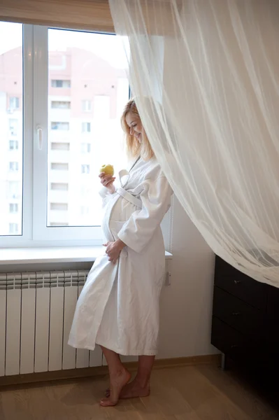 Embarazada cerca de ventana —  Fotos de Stock