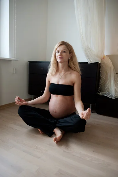 Беременная йога — стоковое фото