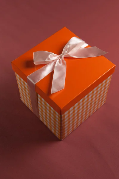 Подарочная коробка на текстильном фоне — стоковое фото
