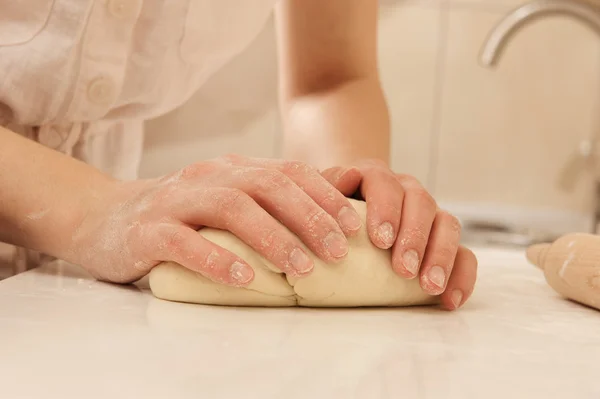 Knead dough — Stock Photo, Image
