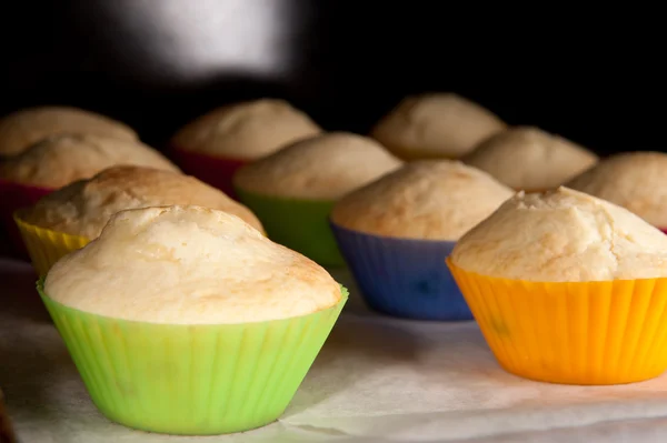 Muffins no forno — Fotografia de Stock