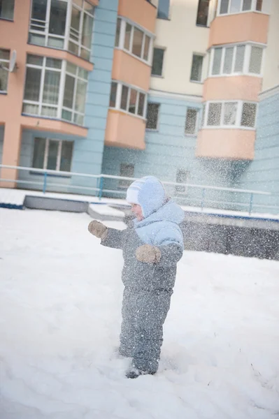 Pojke blåst i snö — Stockfoto