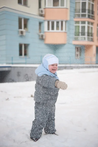Pojke blåst i snö — Stockfoto