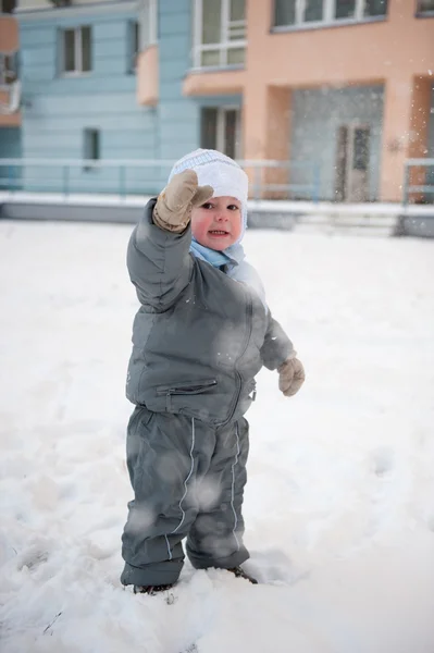 Αγόρι playin στο χιόνι — Φωτογραφία Αρχείου