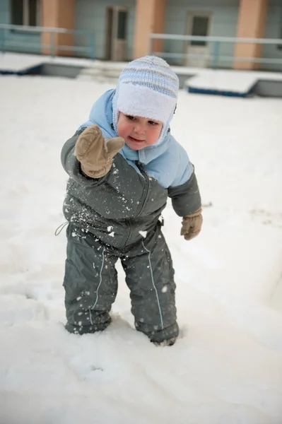 Ragazzo playin nella neve — Foto Stock